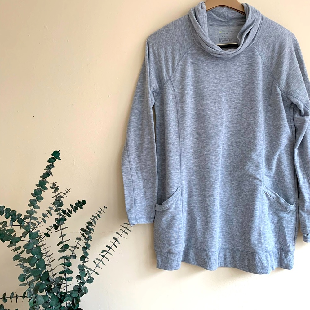 SOLD SUPER COMFY ATHLETIC LOUNGE SHIRT